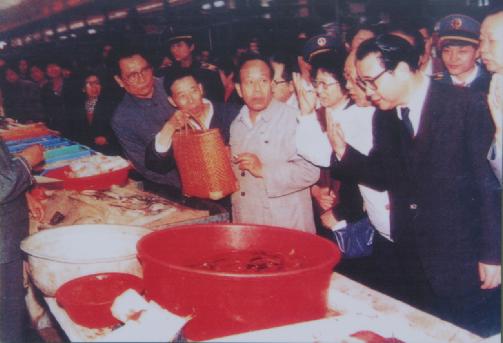 1988年5月11日，李鹏总理视察炭市街市场