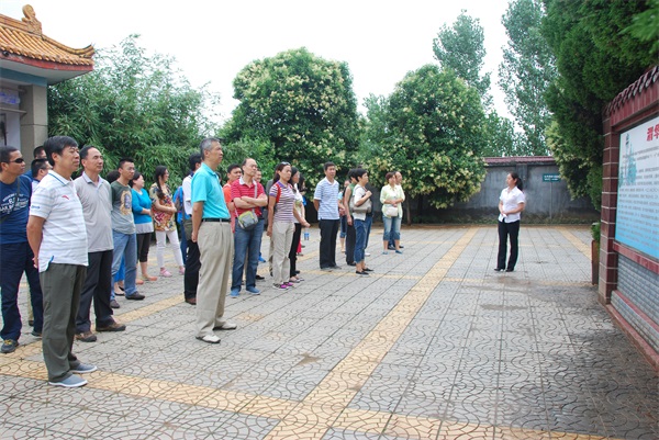 全体党员干部在认真听讲