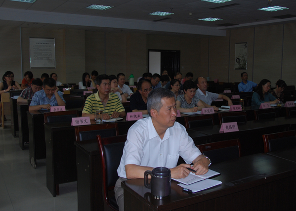 馆（局）长尤晓民与全体档案干部在听课