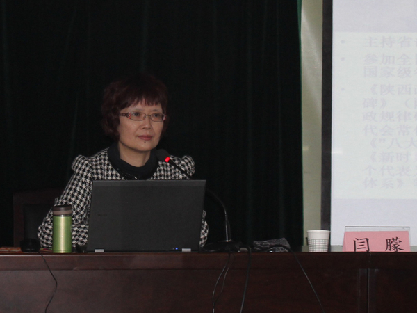 闫朦同志正在做辅导报告