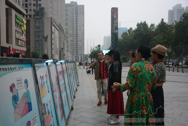 市民观看档案法制宣传漫画展板