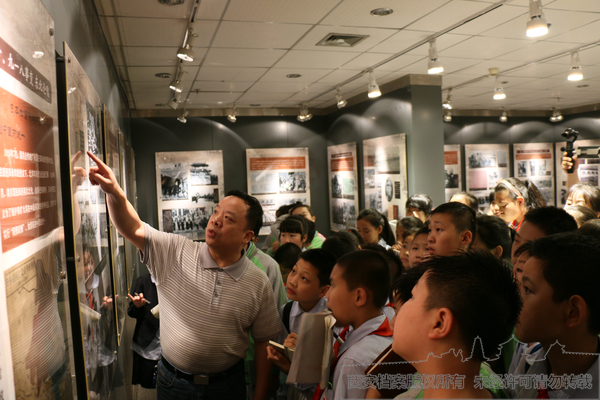 小学生观看《西安事变档案史料图片展》