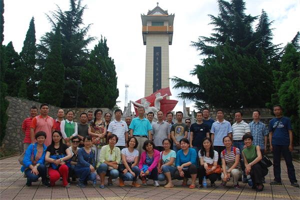 全体党员干部在渭华起义烈士纪念碑前合影