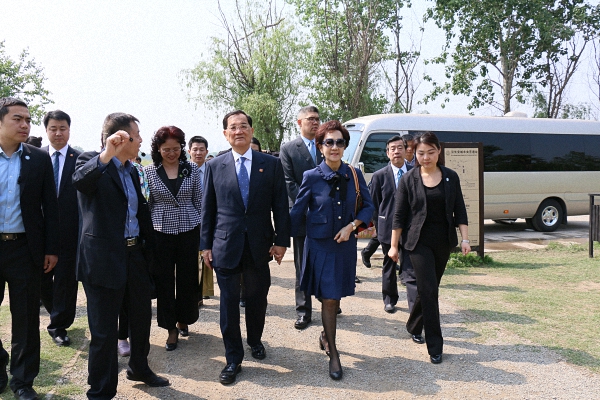 中国国民党前主席连战及夫人一行参访西京筹备委员会天禄阁小学旧址