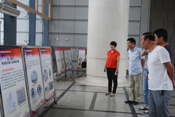 机关干部观看展览（之一）