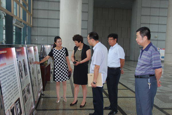 机关干部观看展览（之二）