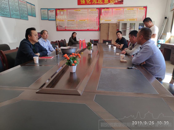 市档案馆馆长崔林（左一）、副馆长吴立民（左二）与村两委会、驻村工作队座谈