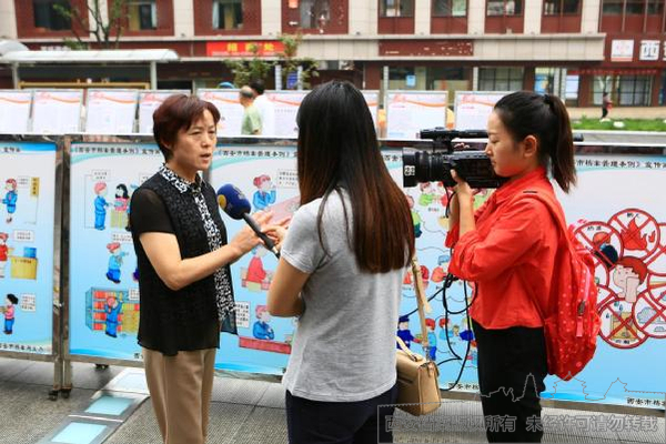 西安市档案局副局长黄海绒接受陕西电视台记者采访