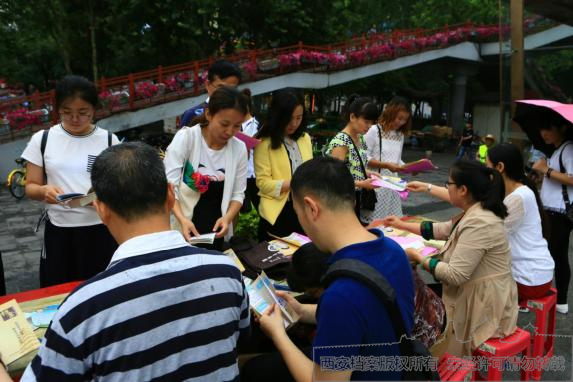 发放档案宣传资料