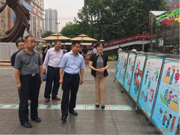 出席活动的领导观看展览