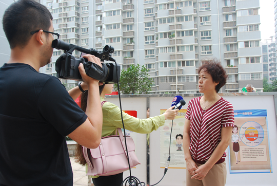 西安市档案局副局长黄海绒接受西安电视台记者采访
