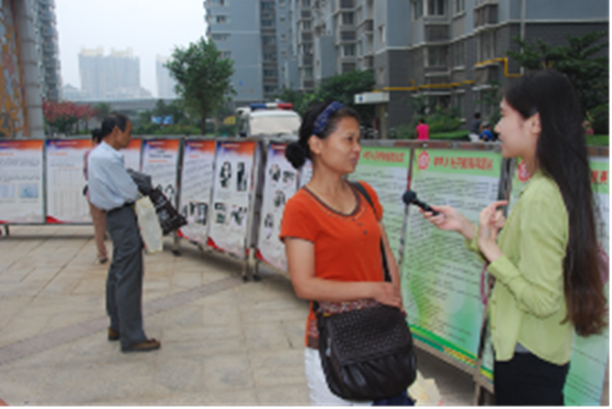 西安电台记者采访社区群众