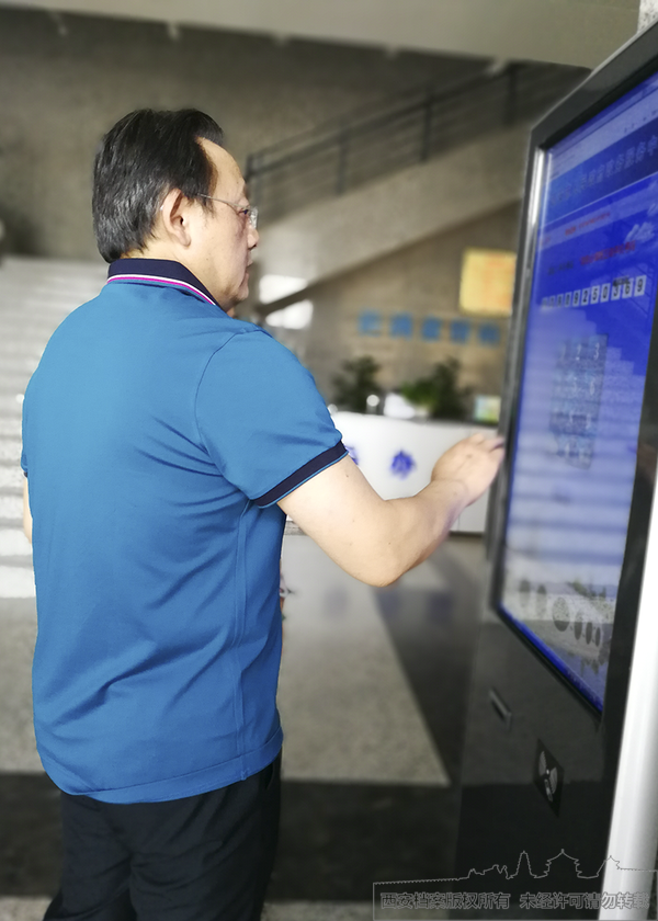 6月6日，西安市档案局局长崔林以普通办事员身份抽取办件号