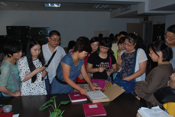 学员参观市档案馆2