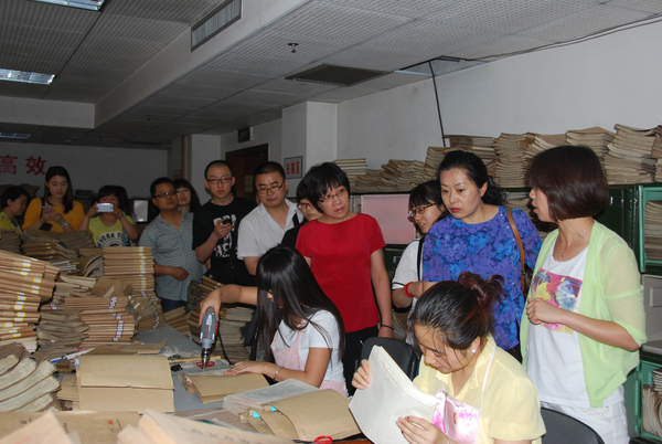 学员参观市档案馆