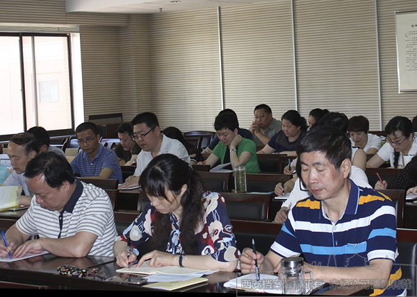 机关干部在认真听讲