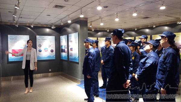 观看《档记大西安 案录新时代》展览