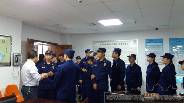 在查档接待大厅了解档案馆业务