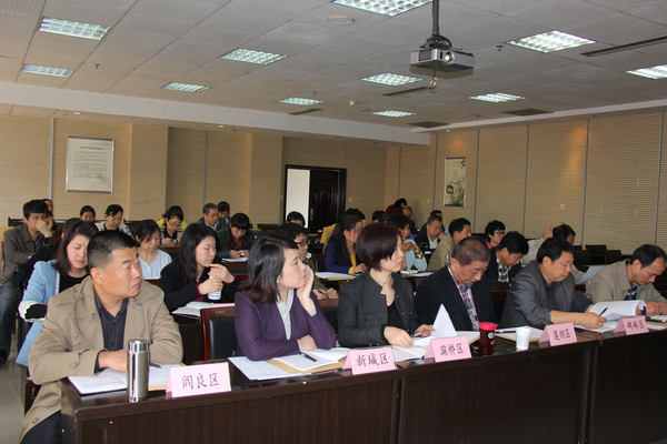 培训班学员在认真听课