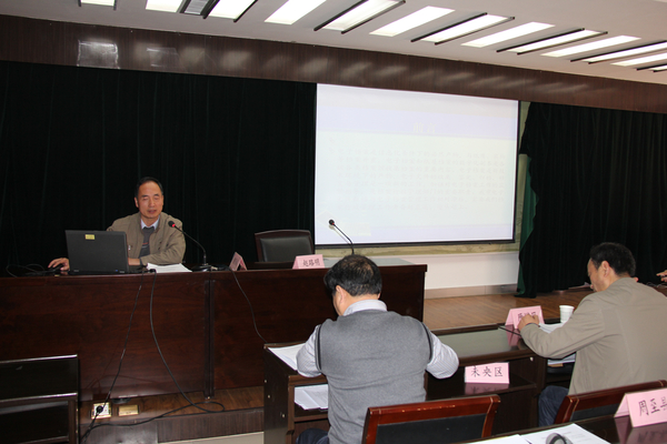 市档案局副巡视员王卫森在讲课