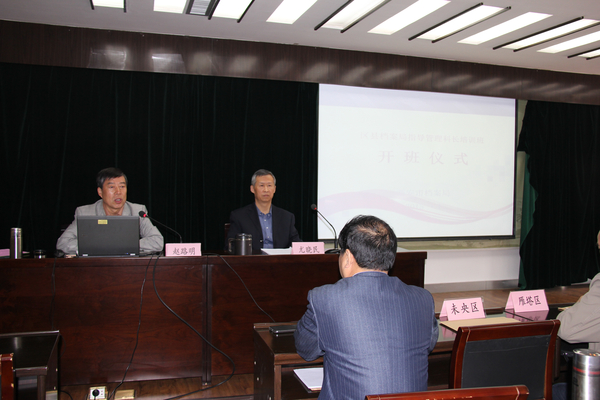 市档案局局长尤晓民（右）在开班仪式上讲话