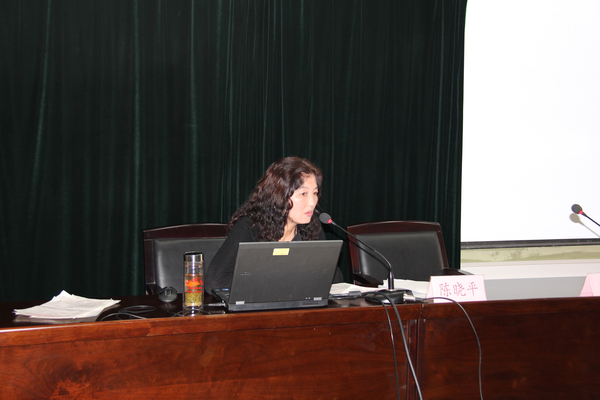 雁塔区档案局指导科科长陈小平在讲课