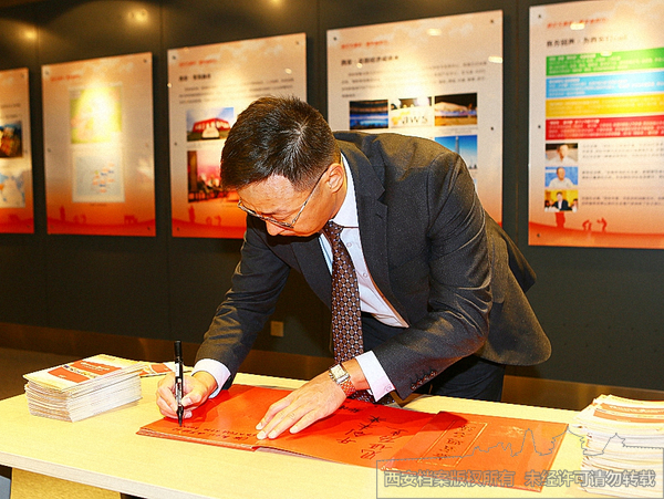 哈萨克斯坦阿斯塔纳市国家档案馆馆长别克吉姆巴耶夫题写留言