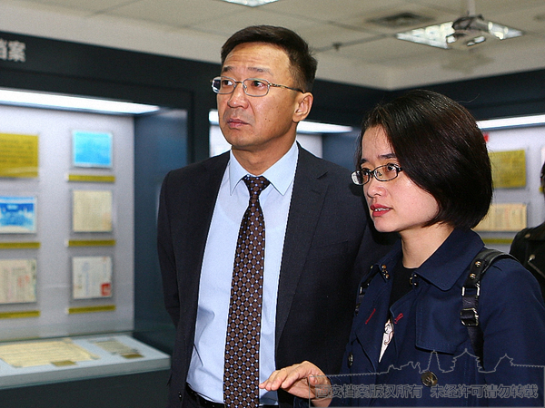 哈萨克斯坦阿斯塔纳市国家档案馆馆长别克吉姆巴耶夫（左）观看西安市档案馆馆藏珍品陈列展
