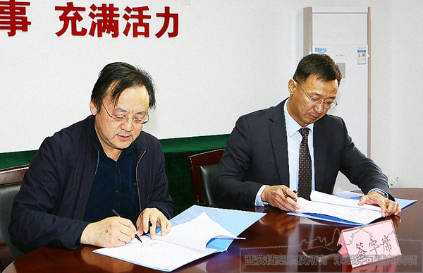 西安市档案馆（局）长崔林（左）与哈萨克斯坦阿斯塔纳市国家档案馆馆长别克吉姆巴耶夫（右）签订合作备忘录