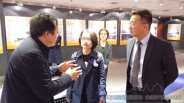 哈萨克斯坦阿斯塔纳市国家档案馆馆长别克吉姆巴耶夫（右）观看西安市档案馆主题展览