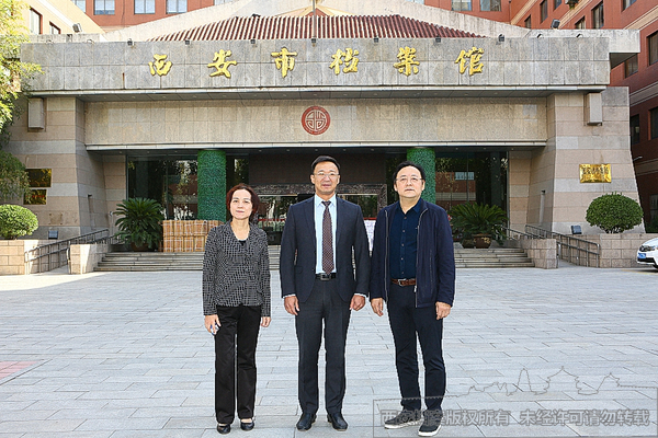 西安市档案馆（局）长崔林（右）、副馆（局）长黄海绒（左）与哈萨克斯坦阿斯塔纳市国家档案馆馆长别克吉姆巴耶夫（中）合影