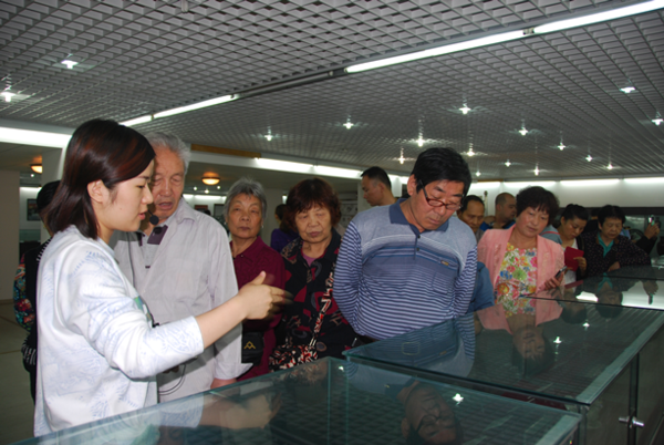 未央区社区群众观看《西安对外交往礼品陈列展》