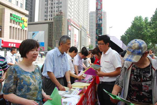 陕西省档案局副局长郑惠姿（左一）、西安市档案局局长尤晓民（左二）现场解答群众咨询