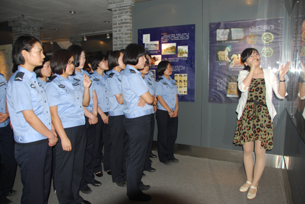 陕西警官职业学院学生观看《古都记忆——西安历史文化图片展》