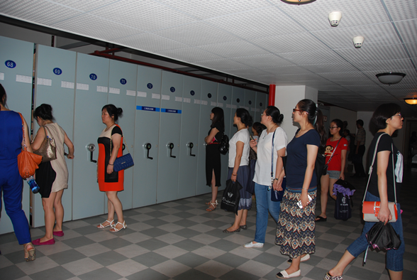 学员参观市档案馆档案库房