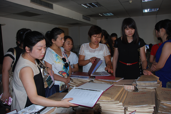 学员参观市档案馆档案整理室