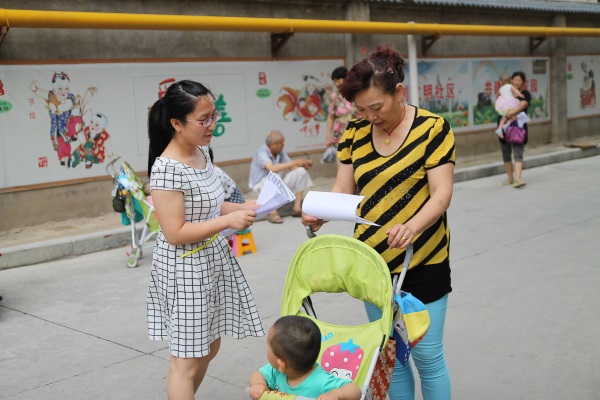 向社区居民发放燃气安全使用小常识传单