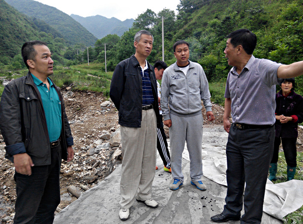 尤局长、马组长视察修好路段、桥梁