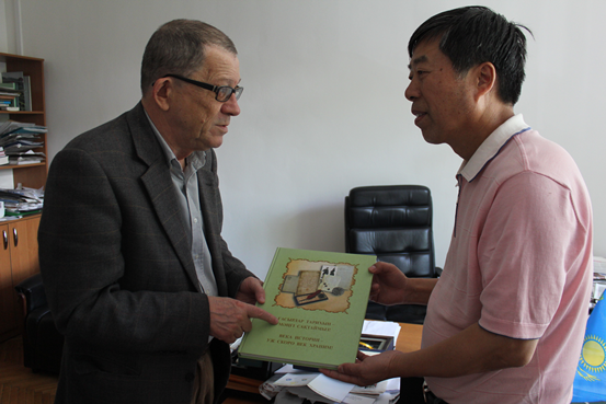 西安市档案局副局长赵路明与哈萨克斯坦中央档案馆馆长互赠档案资料