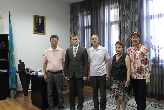 与哈萨克斯坦阿拉木图市档案馆馆长合影