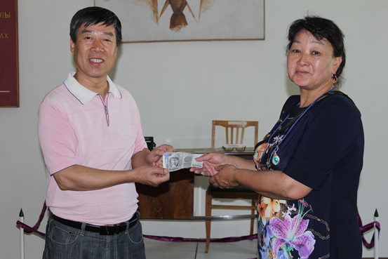 西安市档案局副局长赵路明向吉尔吉斯坦回族中学捐款