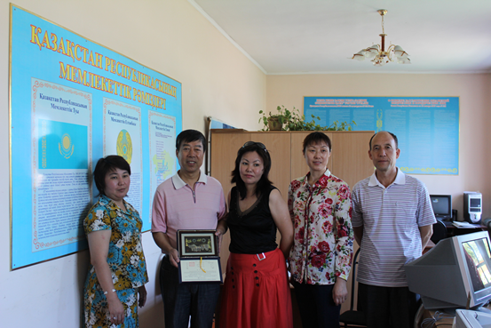 与哈萨克斯坦果勒丹县档案馆馆长及馆长助理合影