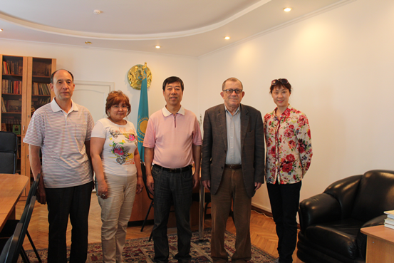 与哈萨克斯坦中央档案馆馆长及助理合影