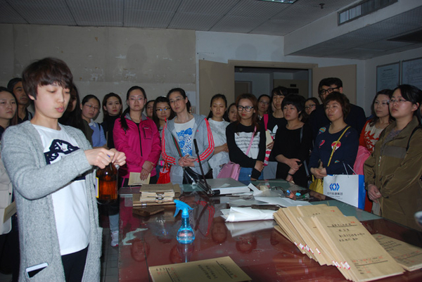 学员参观市档案馆档案裱糊室