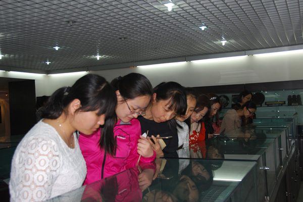 学员参观市档案馆《西安市对外交往礼品陈列展》