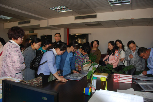 学员参观市档案馆档案整理室